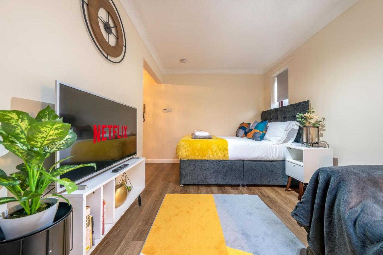 Grange Studio Apartment - Heathrow 스테인스 외부 사진